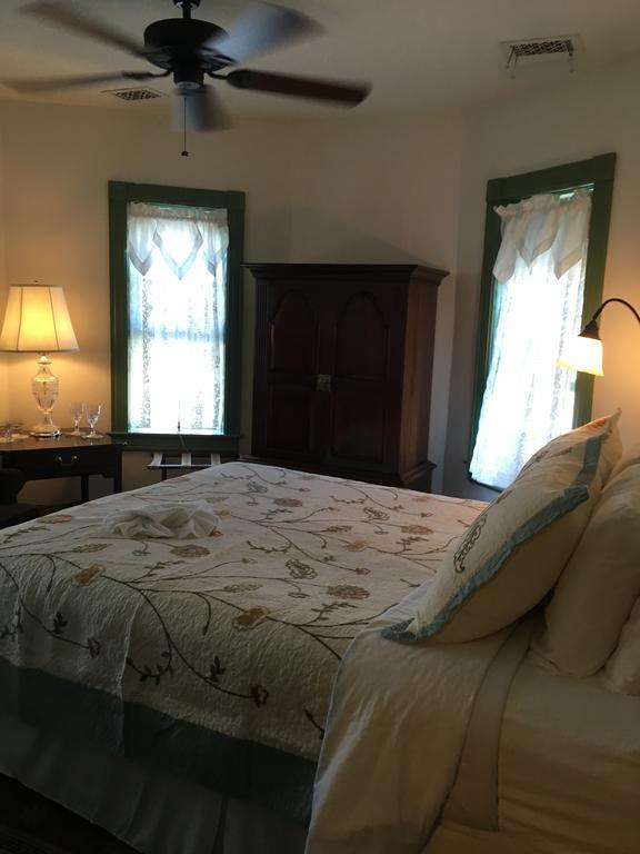Parsonage Inn Bed And Breakfast Сент-Майклс Экстерьер фото