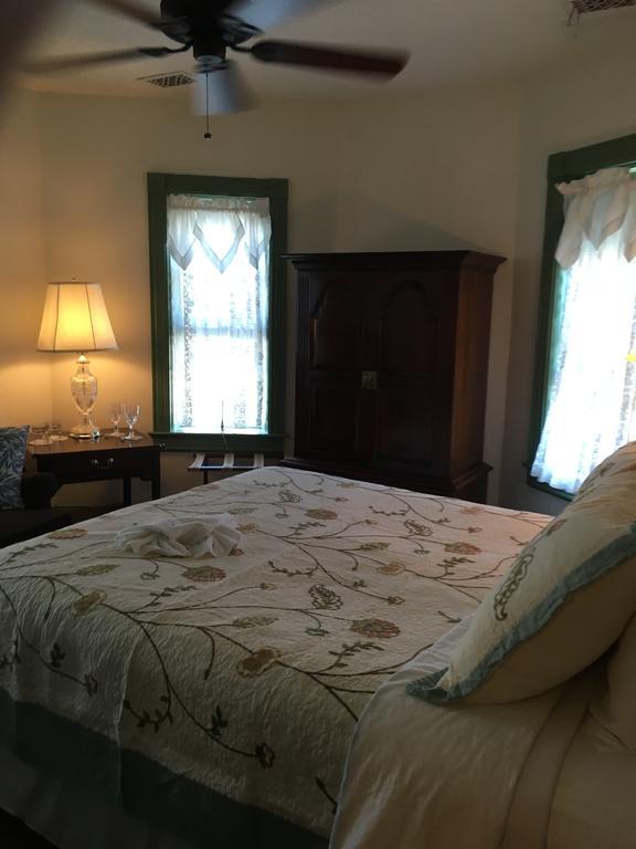 Parsonage Inn Bed And Breakfast Сент-Майклс Экстерьер фото