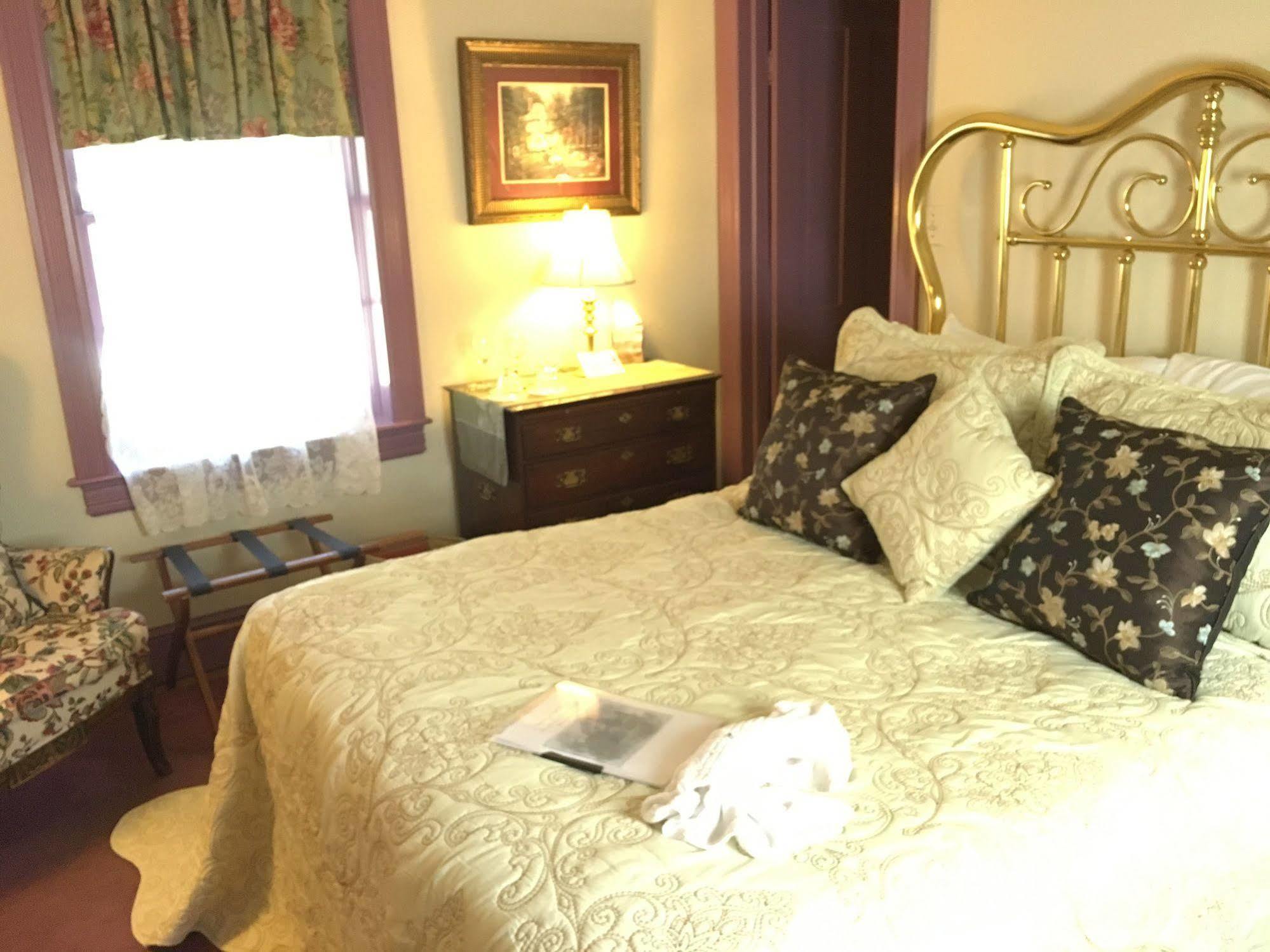 Parsonage Inn Bed And Breakfast Сент-Майклс Экстерьер фото