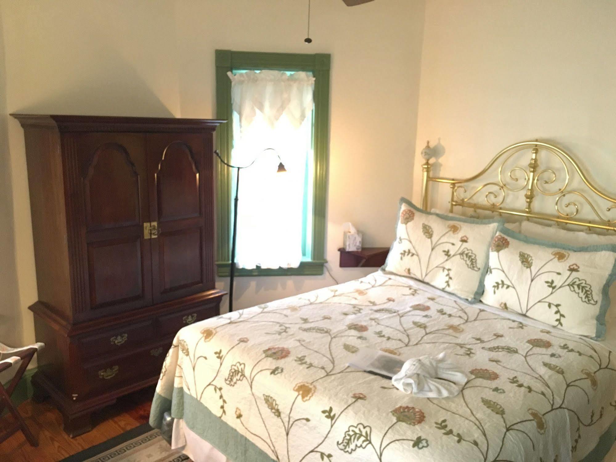 Parsonage Inn Bed And Breakfast Сент-Майклс Экстерьер фото