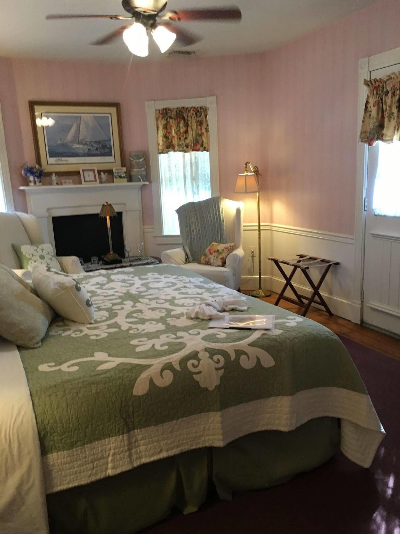 Parsonage Inn Bed And Breakfast Сент-Майклс Экстерьер фото