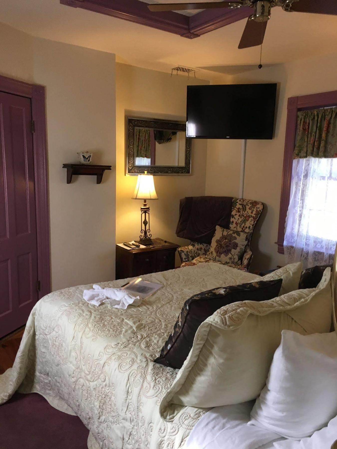 Parsonage Inn Bed And Breakfast Сент-Майклс Экстерьер фото