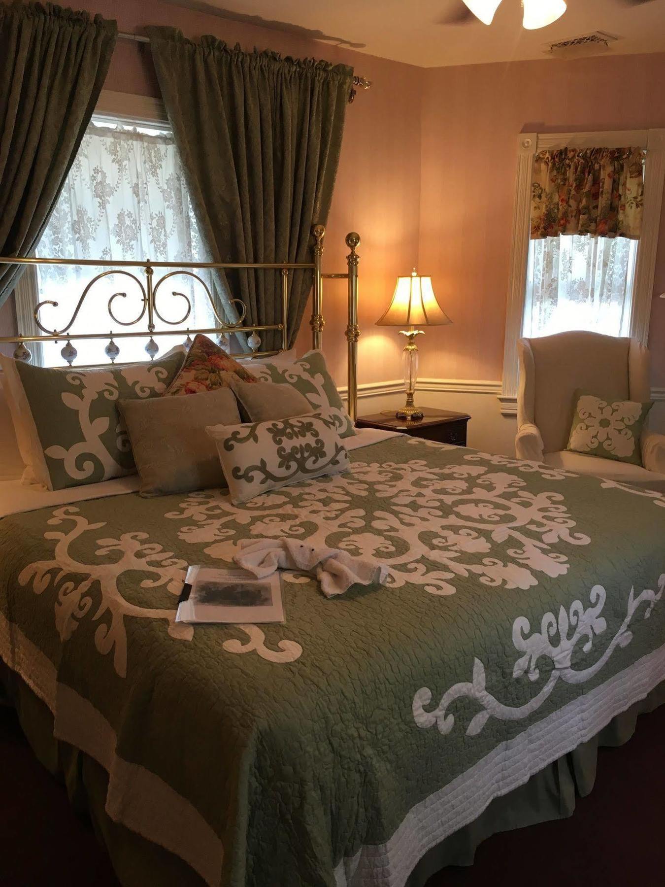 Parsonage Inn Bed And Breakfast Сент-Майклс Экстерьер фото