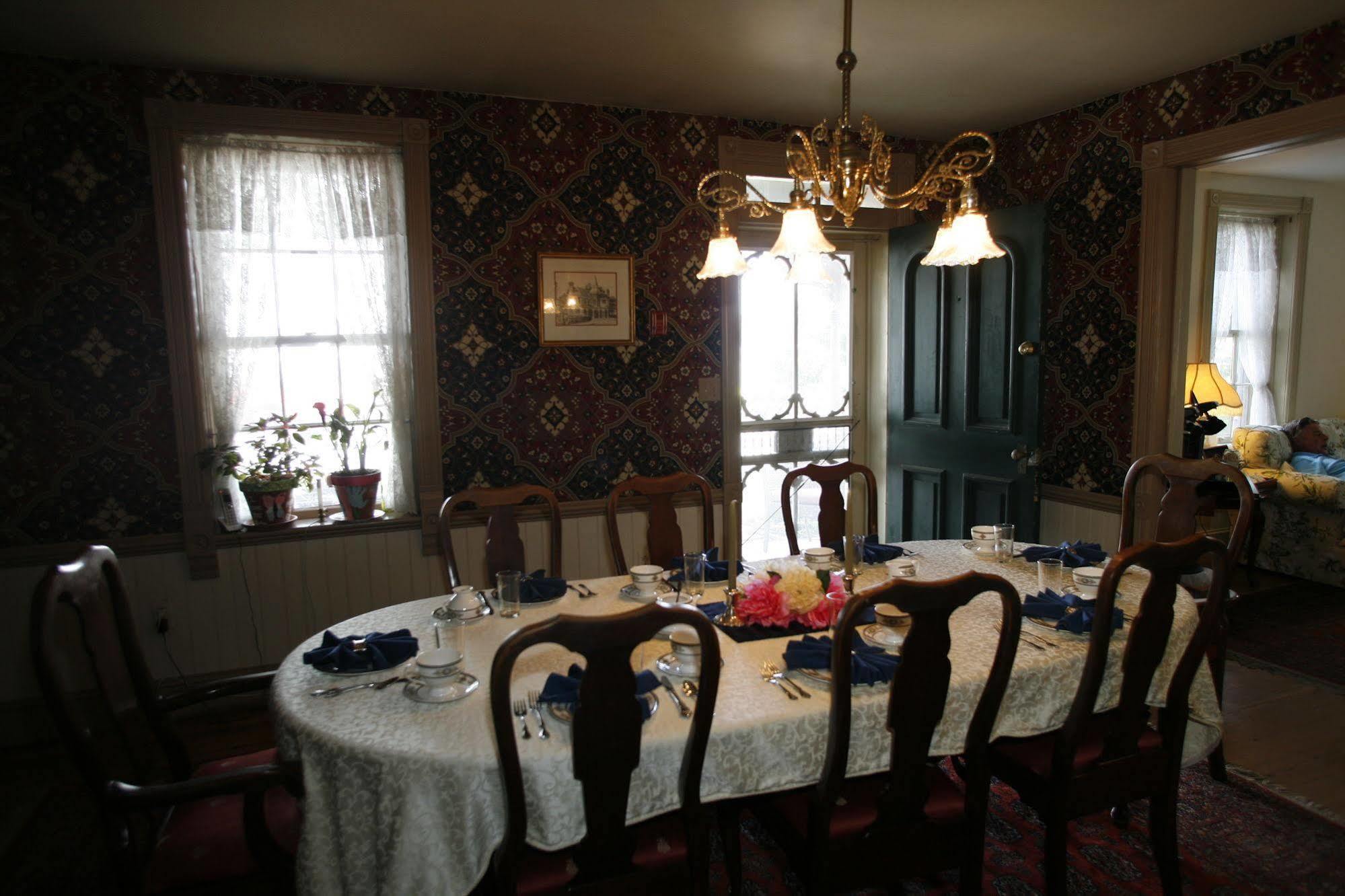 Parsonage Inn Bed And Breakfast Сент-Майклс Экстерьер фото